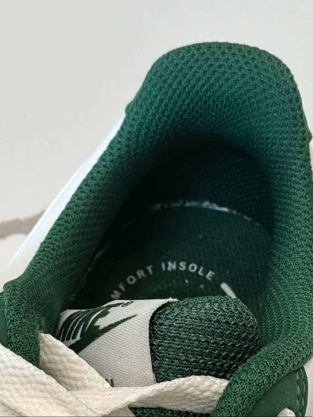 Nike Size 6 Women’s Low-Top Sneakers White Green Worn Trying On Minor Crease - Picture 13 of 16